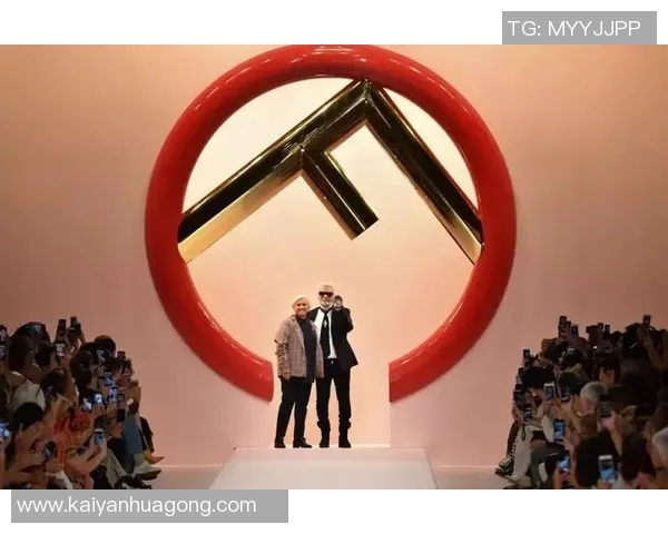 足球明星球衣背后的故事与传奇解析：从经典款到现代设计的变迁